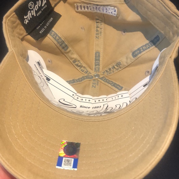 Washington Huskies Strap-back Hat by Zephyr - Picture 4 of 5